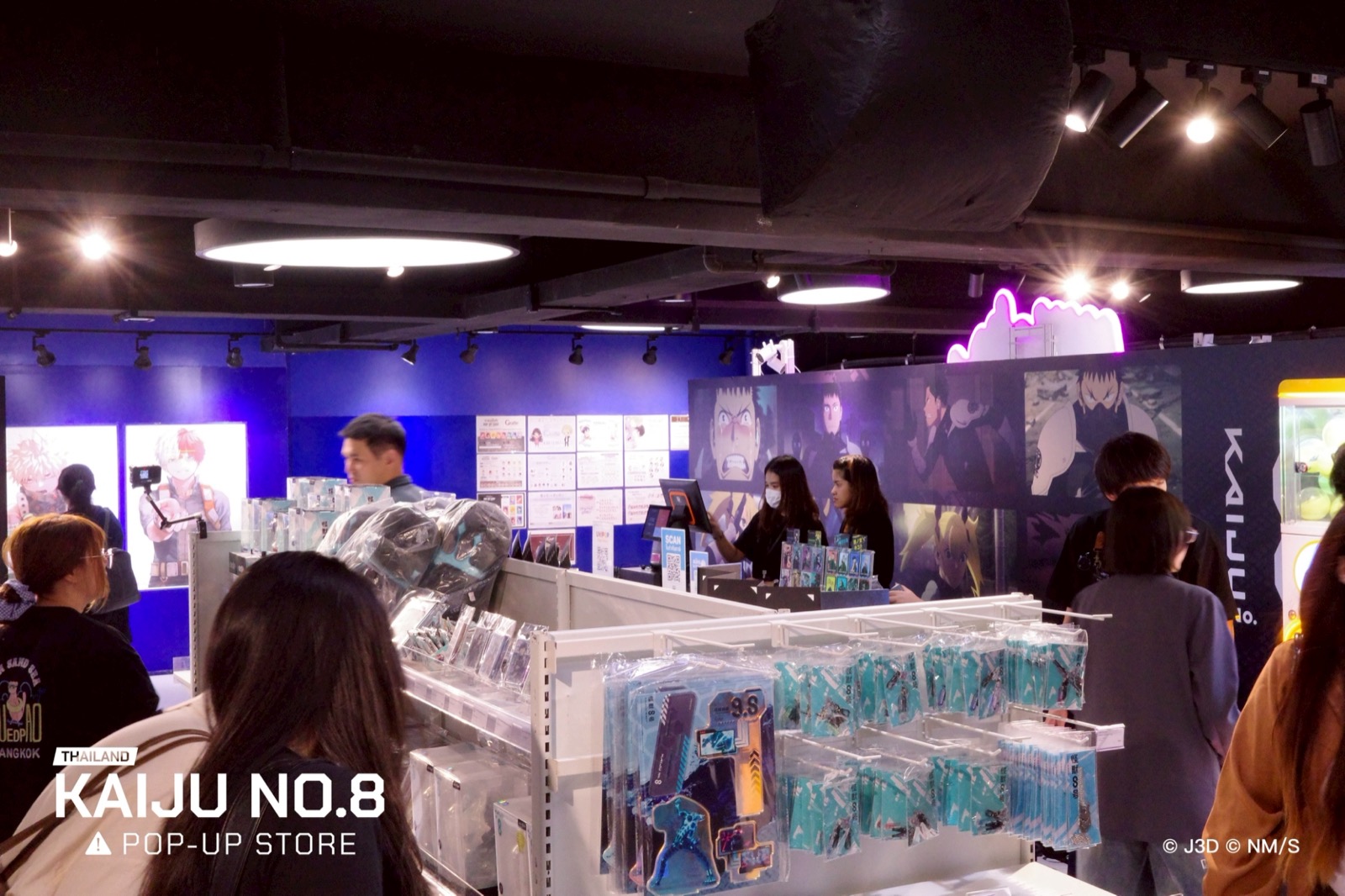KAIJU NO.8快閃店現場，顧客瀏覽周邊商品