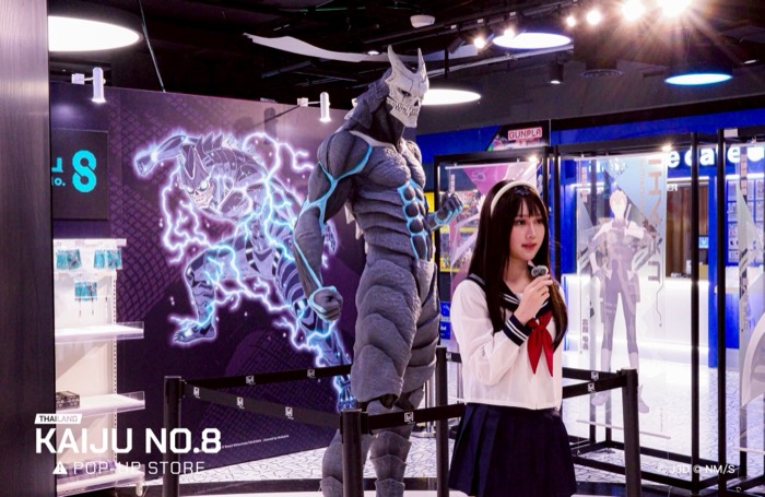 顧客與等身大公仔合照
